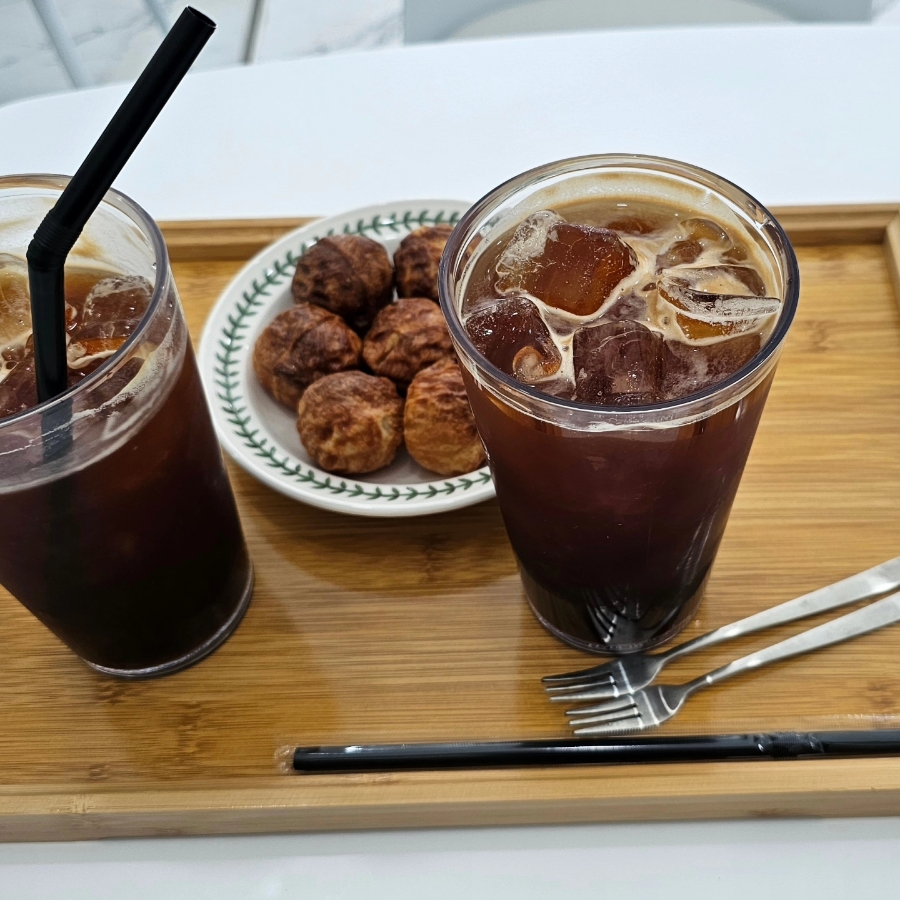 커피에 빠진 호두도둑 이미지