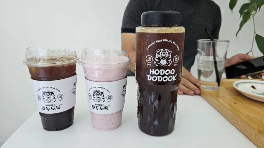 커피에 빠진 호두도둑 이미지