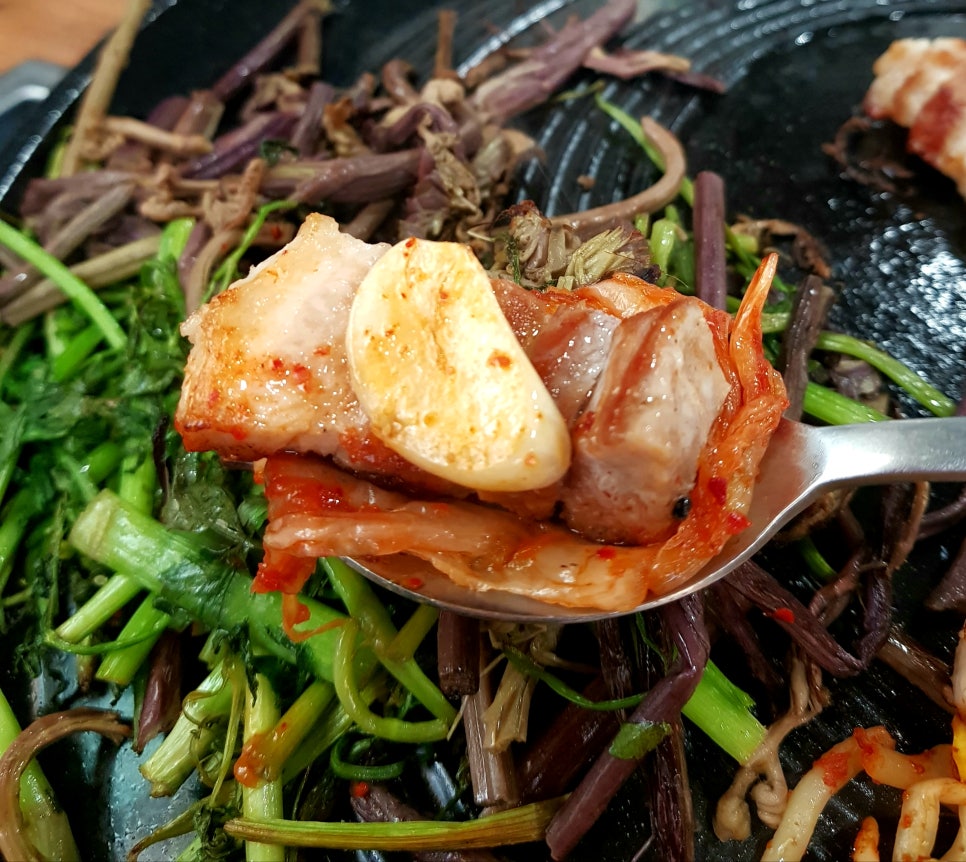 행복한 솥뚜껑 김치삼겹살 이미지