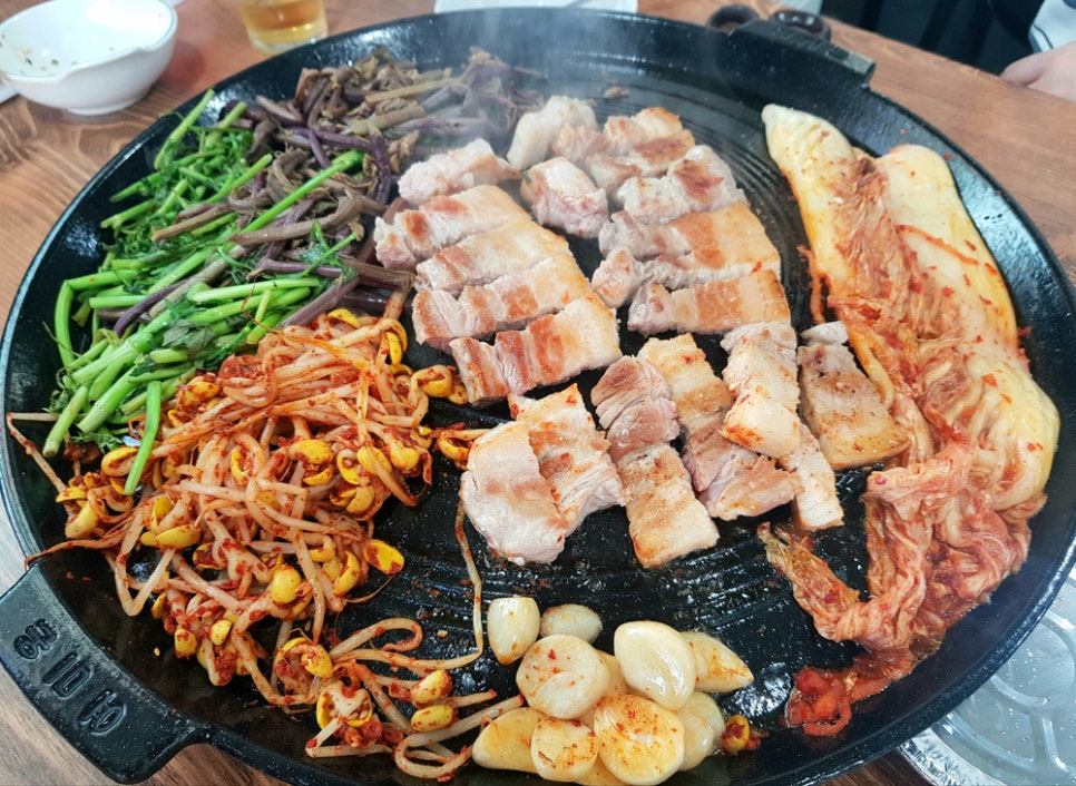 행복한 솥뚜껑 김치삼겹살 이미지