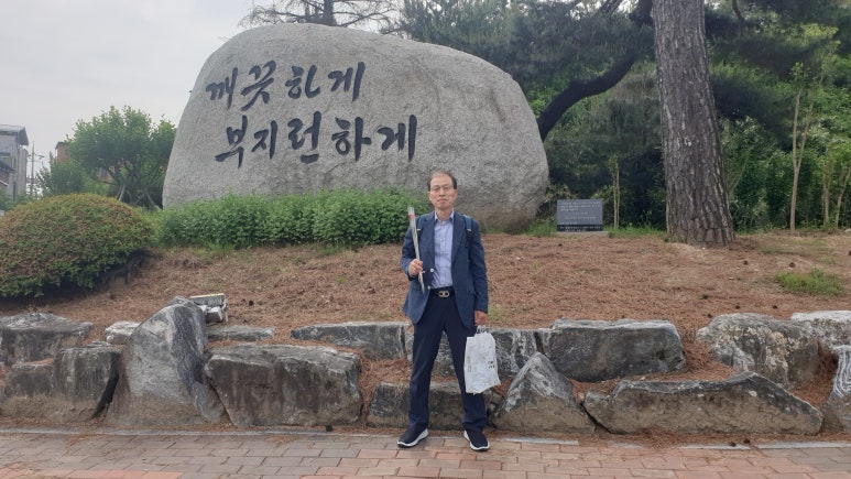 꽃을든남자I 이미지