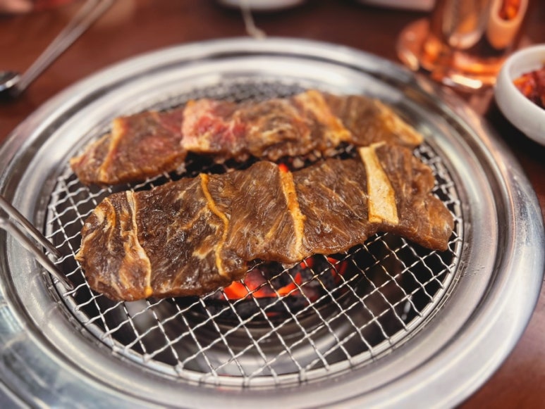 엄마의 고기 만찬 이미지