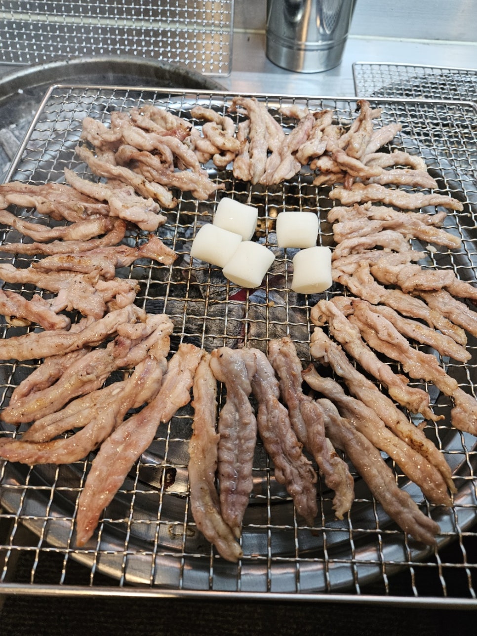 숯불에 구운닭 이미지
