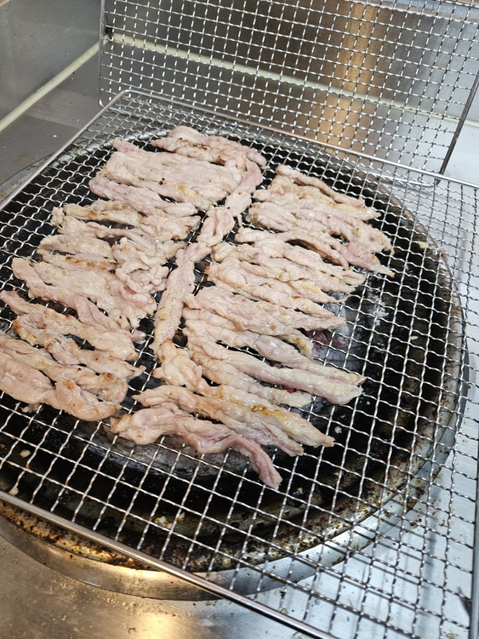 숯불에 구운닭 이미지