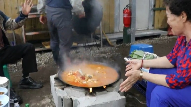 솥뚜껑식당 이미지