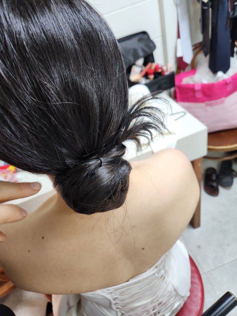 헤메실에서 가시번을 고정하는 중인 뒷모습 클로즈업
