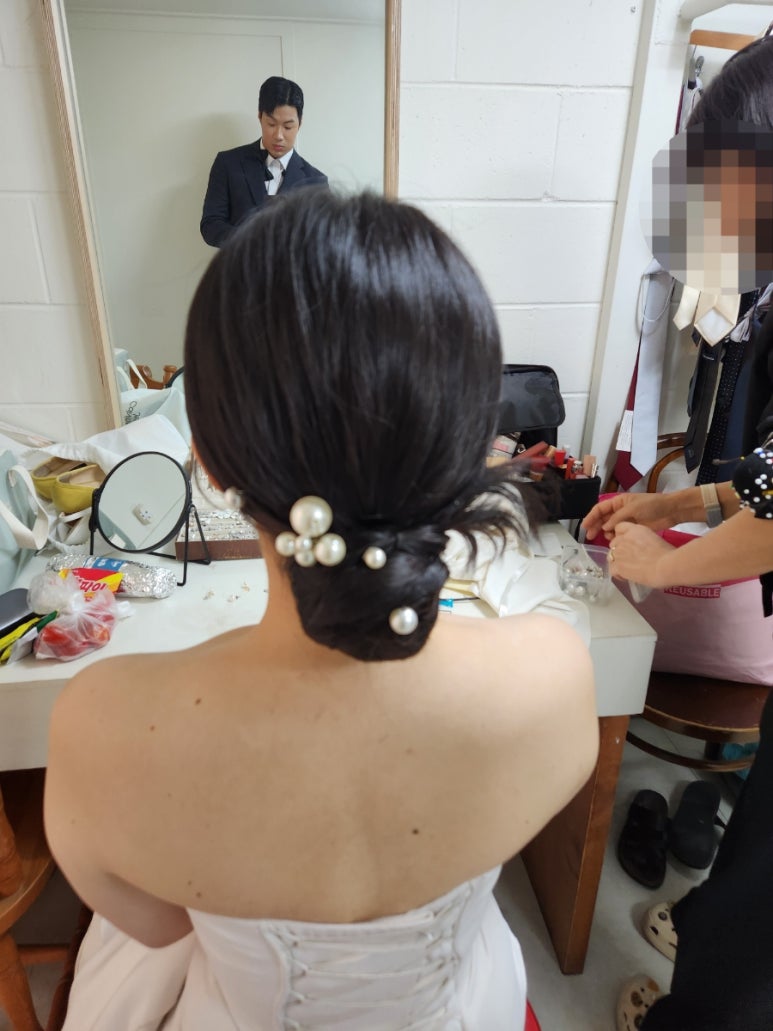 로우 가시번에 큰 진주핀을 여러 개 꽂은 뒷모습