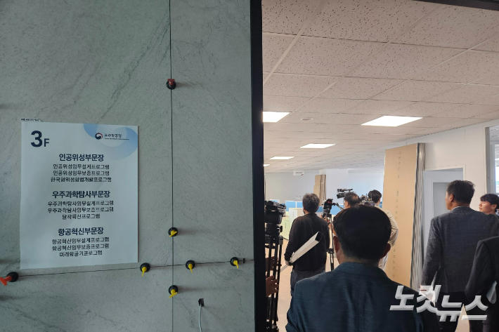 우주간판 이미지