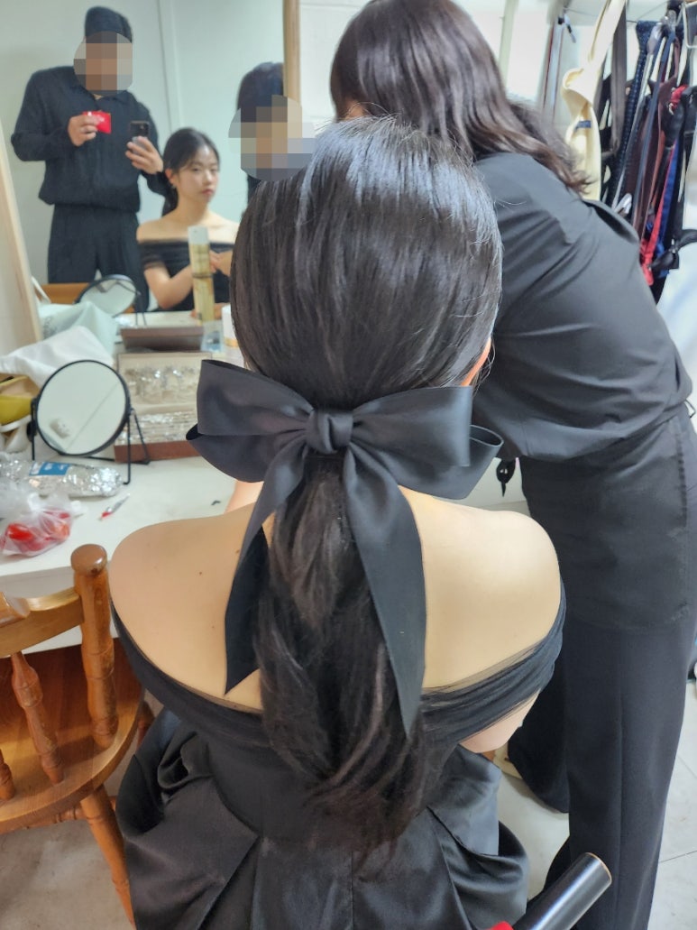 블랙 드레스에 로우 포니테일과 큰 검정 리본