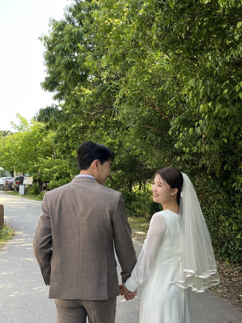 나무 터널 길에서 돌아보는 신부, 베일 컷