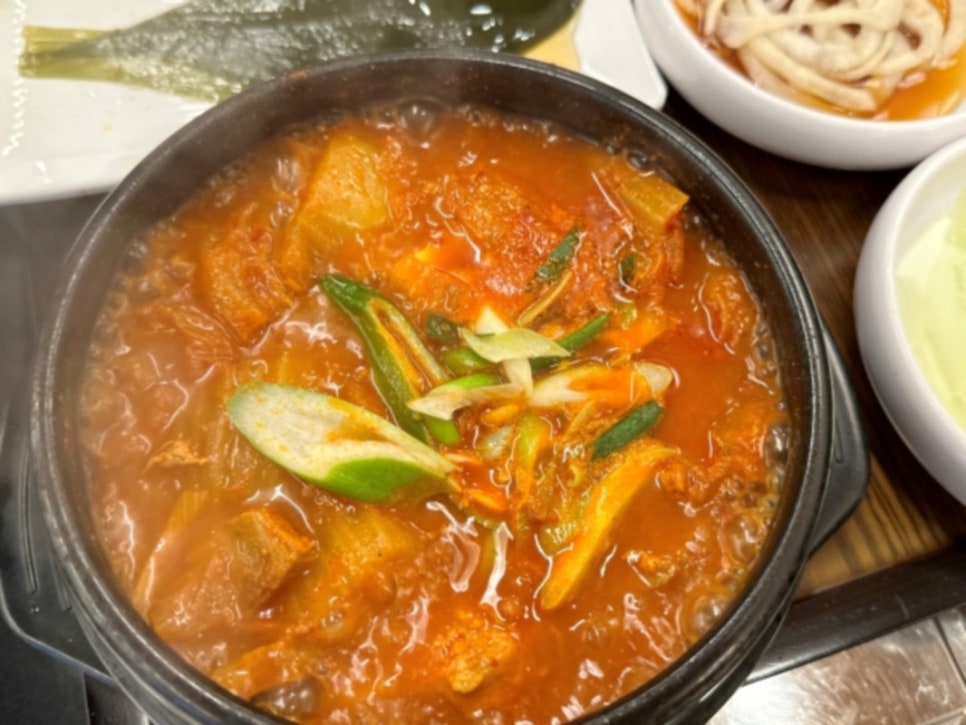 무쇠솥통돼지김치찌개 이미지