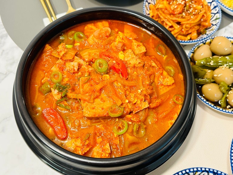 돼지듬뿍진짜김치찌개 이미지