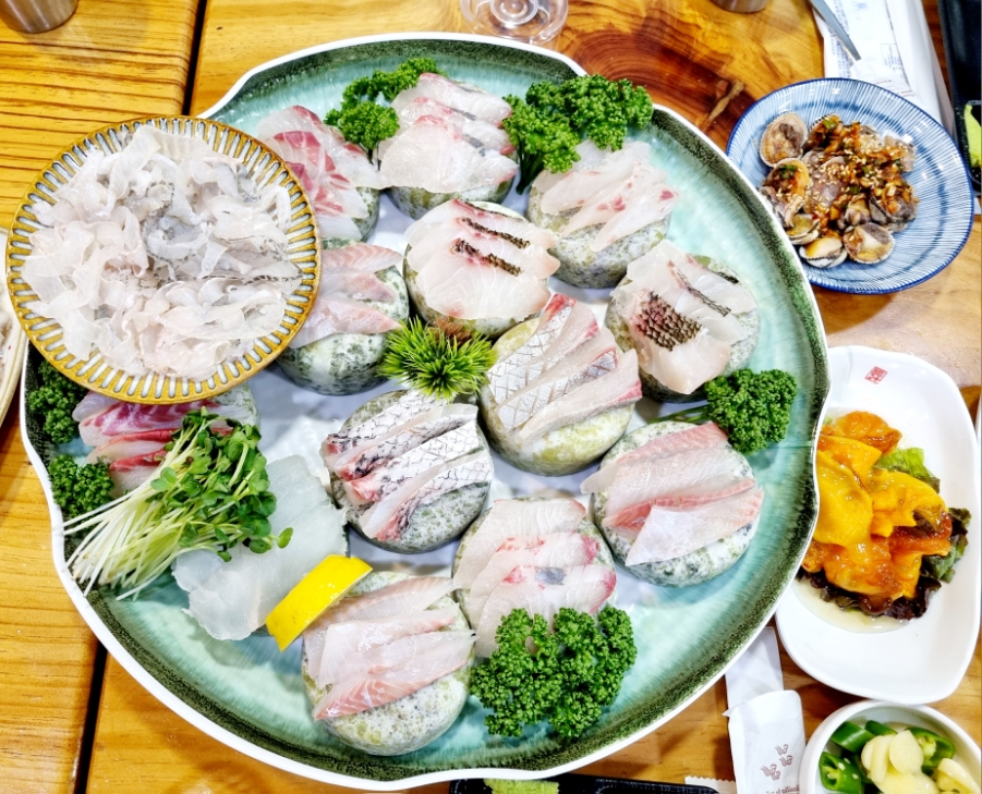 흑산도회식당 이미지