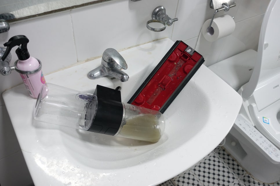 다이슨 물청소기 WashG1™ 리뷰 물청소로 머리카락부터 미세먼지까지 깨끗하게 청소하는 방법 이미지 17