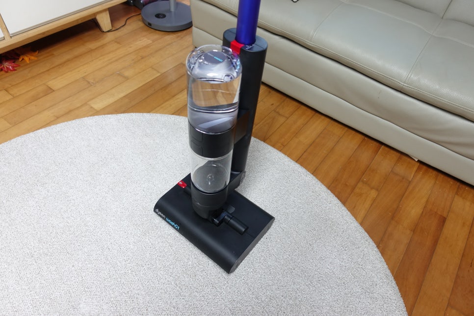 다이슨 물청소기 WashG1™ 리뷰 물청소로 머리카락부터 미세먼지까지 깨끗하게 청소하는 방법 이미지 8