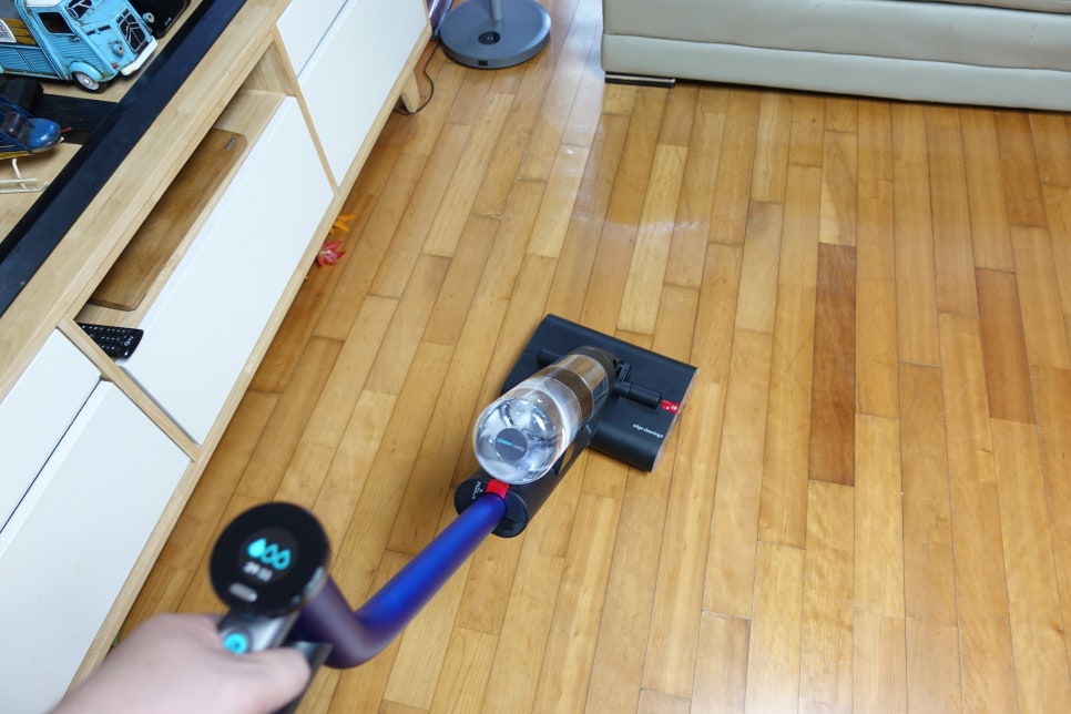 다이슨 물청소기 WashG1™ 리뷰 물청소로 머리카락부터 미세먼지까지 깨끗하게 청소하는 방법 이미지 10