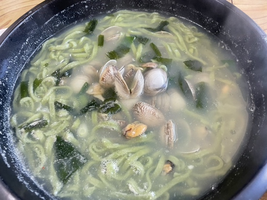 산청뽕잎해물칼국수 이미지