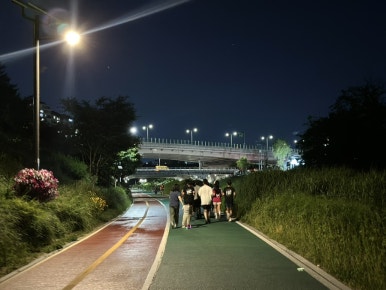 달리는청년들 이미지