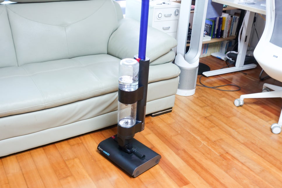 다이슨 물청소기 WashG1™ 리뷰 물청소로 머리카락부터 미세먼지까지 깨끗하게 청소하는 방법 이미지 6