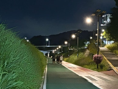 달리는청년들 이미지