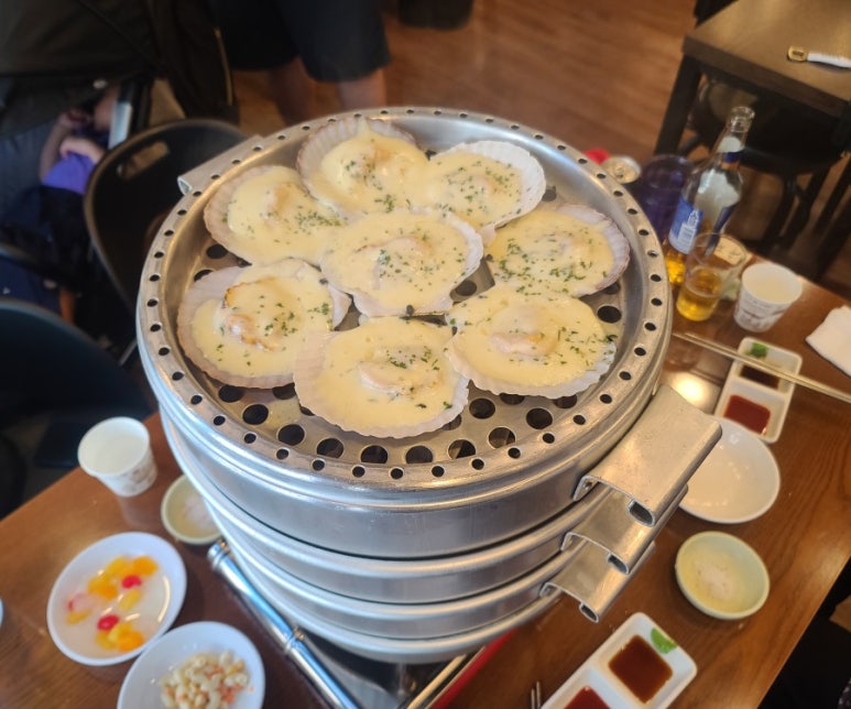 욱이네불타는조개구이 이미지