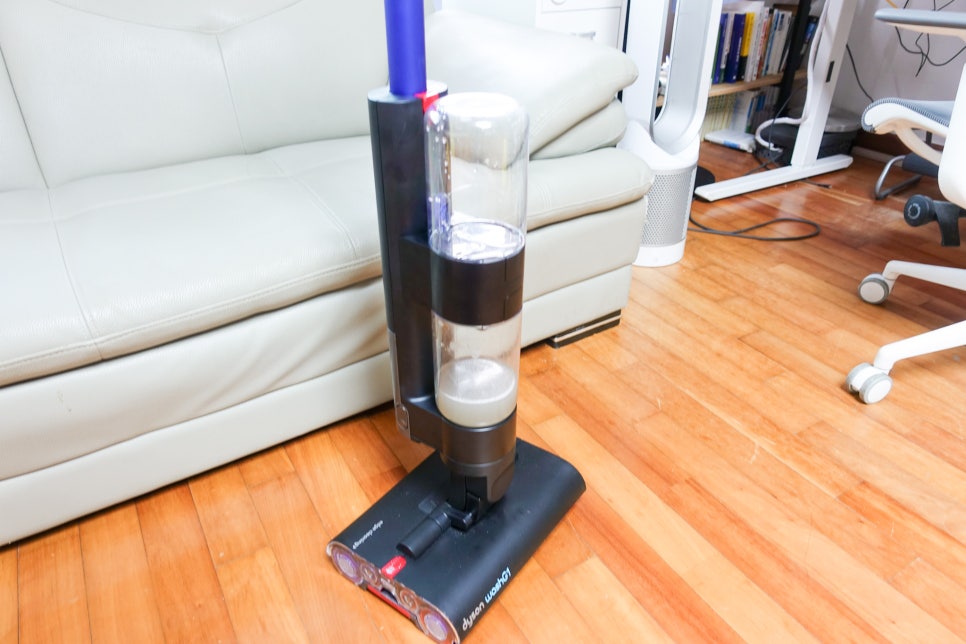 다이슨 물청소기 WashG1™ 리뷰 물청소로 머리카락부터 미세먼지까지 깨끗하게 청소하는 방법 이미지 16