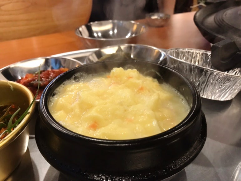 솥뚜껑에꽃한판 이미지