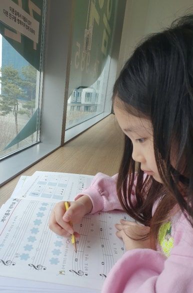 피아노치는고양이학원 이미지