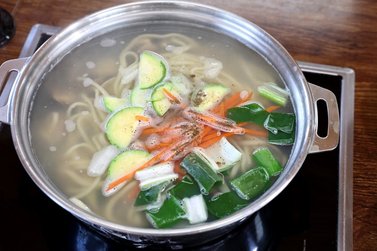 황금칼국수 이미지