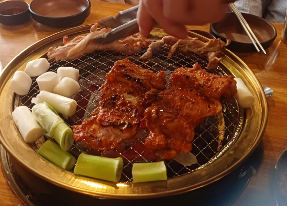 숯불에 구운닭 이미지