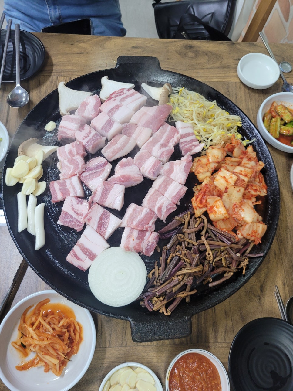 솥뚜껑위에춤추는삼겹살 이미지