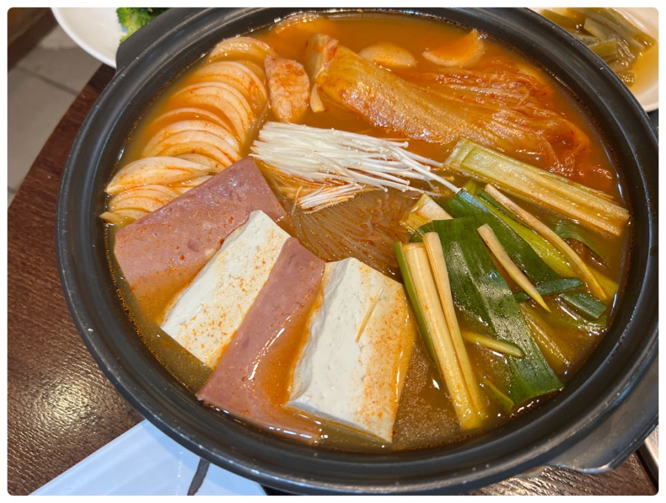 돼지삼춘생구이 이미지
