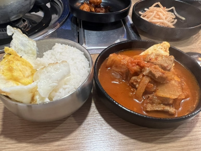 양푼이통돼지김치찌개 이미지