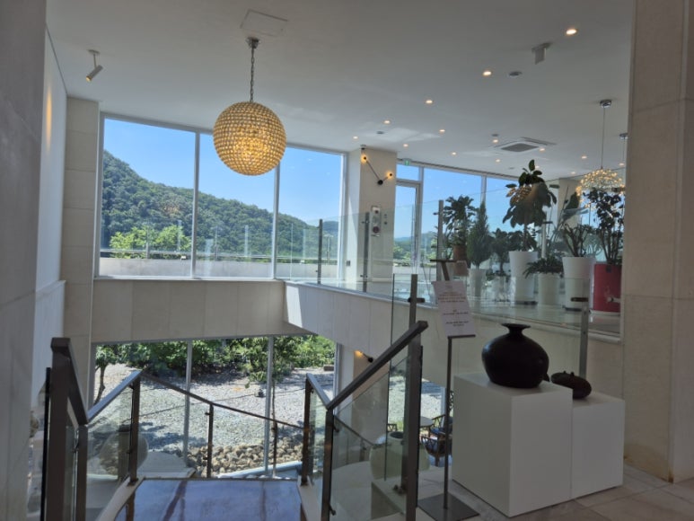 Yeonwoo Gallery Cafe