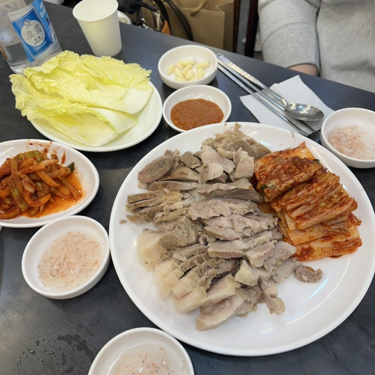 훼미리손칼국수;보쌈 이미지