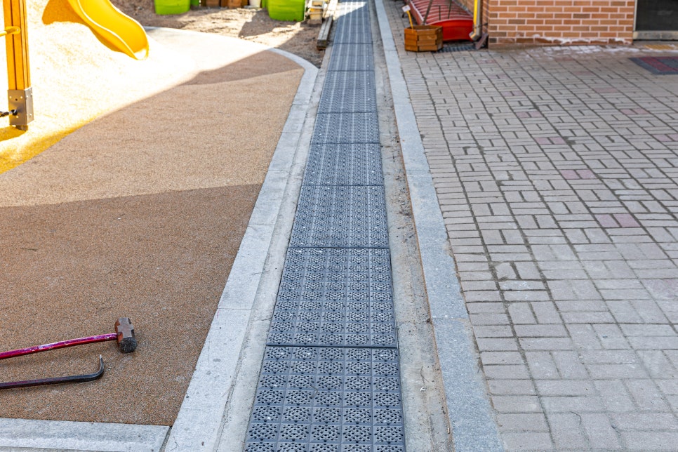 배수로 그레이팅 덮개 종류와 재질 비교 및 설치 방법 소개 낙엽 오물 마사토 유입 방지하여 준설공사 예산 아끼기 서울 마포 염리 ...