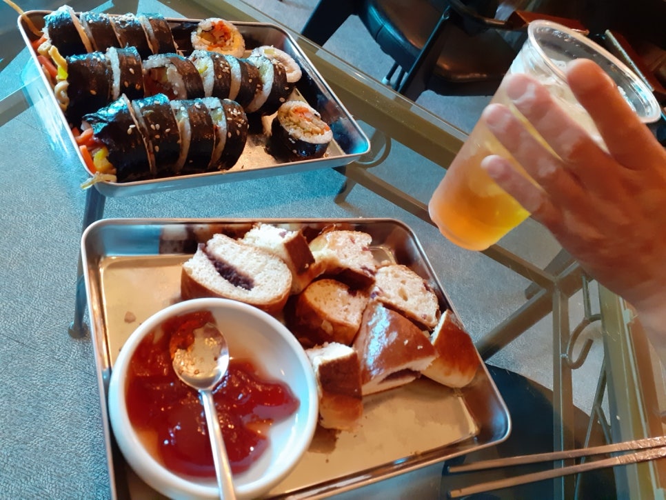 아침치커피&빵 이미지