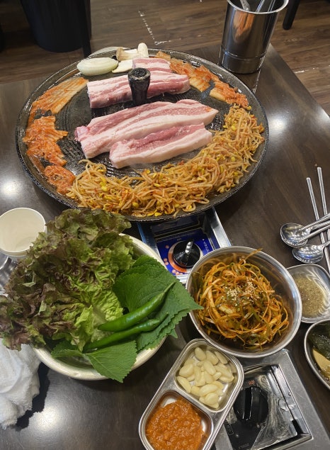 황금돼지솥뚜껑삼겹살 이미지
