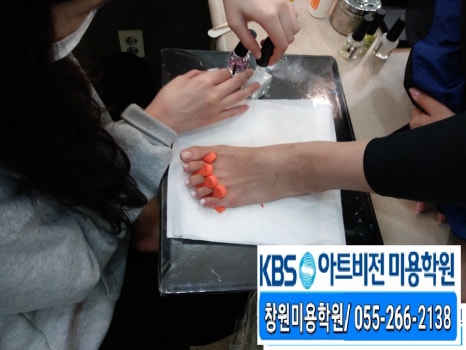 화창한 네일 이미지