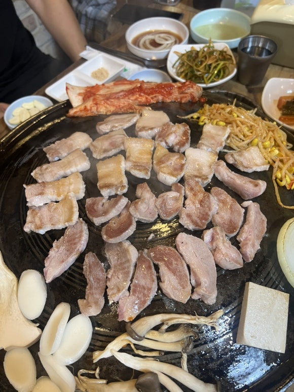 본가  솥뚜껑 생 삼겹살 이미지