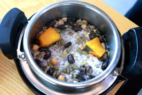 엄마의 김치찌개 밥상 이미지