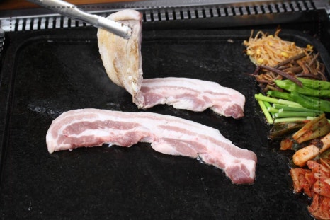 돌판생삼겹 이미지