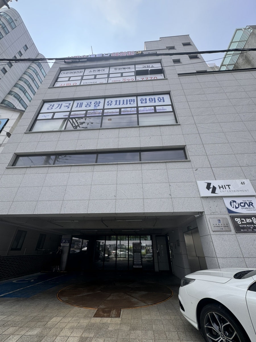 수원 멍그라운드 애견카페, 입장료 없이 즐기는 테라스와 실내 공간