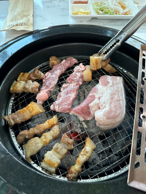 미소짓는돼지 이미지