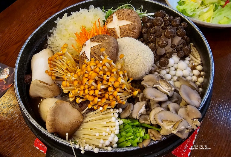황금버섯백숙 이미지