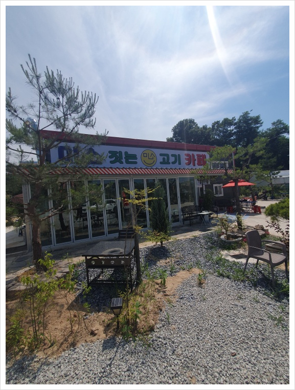 미소짓는돼지 이미지
