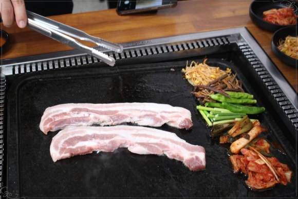 돌판생삼겹 이미지