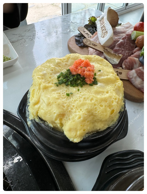 미소짓는돼지 이미지