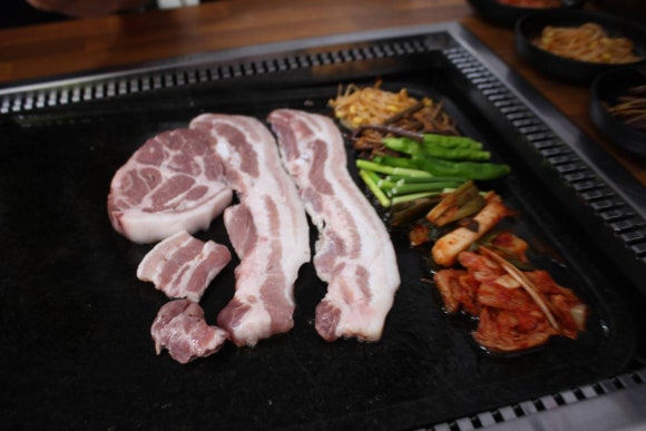 돌판생삼겹 이미지