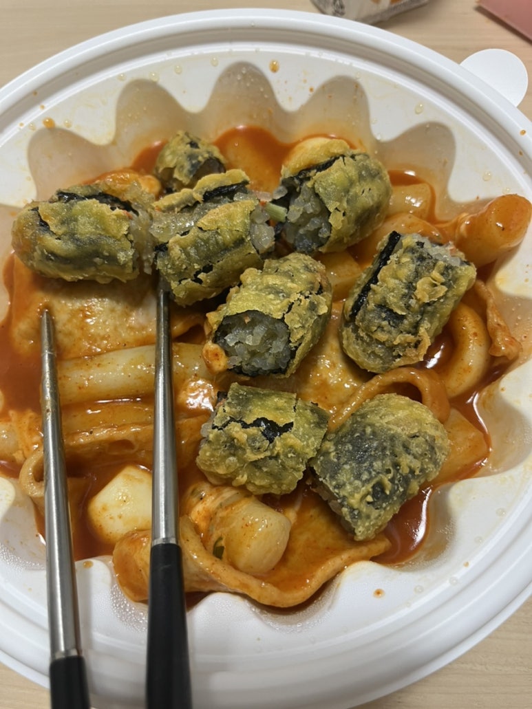 떡볶이 퍼주는 판다 이미지